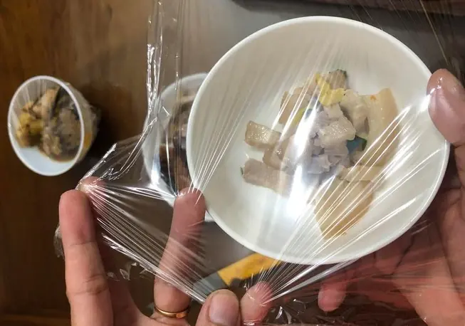 90% ของครอบครัวสมัยนี้เก็บเนื้อที่เหลือจากมื้ออาหารไว้ในตู้เย็นแบบนี้: นึกว่าดี แต่จริง ๆ แ