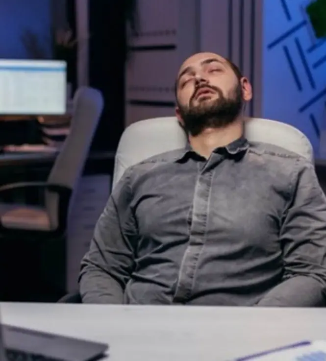 ทำไมกินข้าวเสร็จแล้วต้องง่วง? เจาะลึกสาเหตุและวิธีแก้จากผู้เชี่ยวชาญ