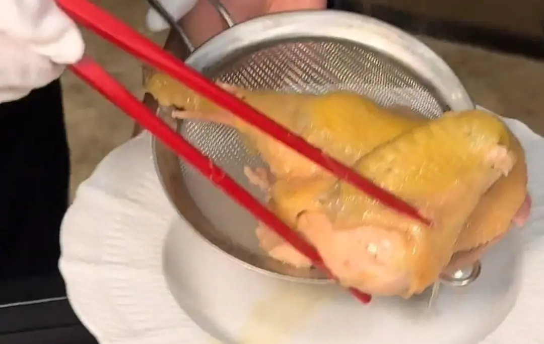 ลูกค้าไ.ม่พอ.ใจ หลังสั่งไก่เพียงครึ่งตัวแต่ต้องจ่ายเกือบ 7.5 ล้า.นบ.าท ร้านอาหารยืนยัน: “เราด