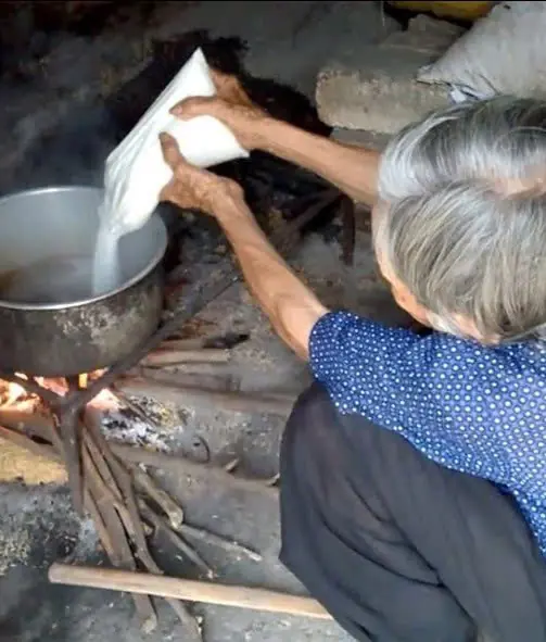 คุณยายเล่าประสบการณ์ 30 ปีในการทำน้ำผึ้งปลอม บอกว่าต้องขายแพงคนถึงจะเชื่อ