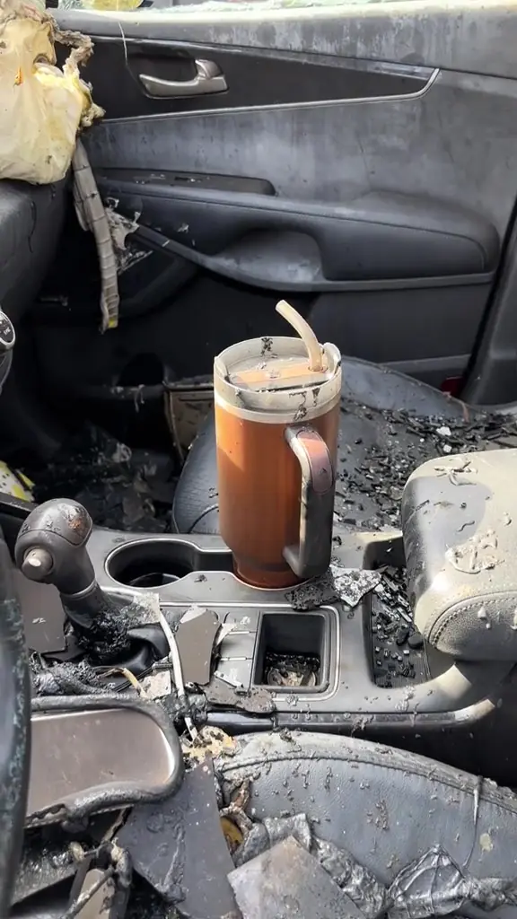 ทนเหลือเชื่อ! รถบึ้มเป็นขี้เถ้า แต่แก้วน้ำยังอยู่ดี น้ำแข็งไม่ละลาย ล่าสุดได้รถคันใหม่ฟร