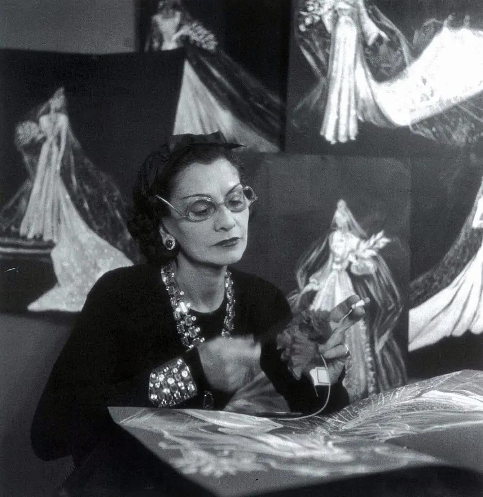 เรื่องราวของผู้หญิงคนหนึ่งที่พักในโรงแรมยาวนานถึง 34 ปี ทั้งที่บ้านของเธออยู่ฝั่งตรงข้าม