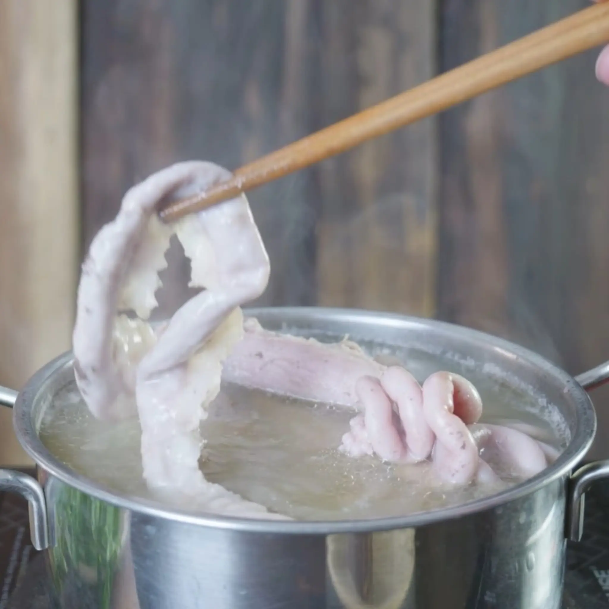 ต้ม ลำไส้หมู ด้วยน้ำเดือดหรือน้ำเย็นก็ผิด ถ้าอยากให้ขาวกรอบ ไม่ขม ต้องใส่สิ่งนี้