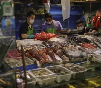 เกิดอะไรขึ้น? หนุ่มเข้าไปซื้อกุ้ง 5 กก. ผ่านมา 10 นาที "ต้องปิดตลาด" ร้านโดนปรับเป็นล้าน!!