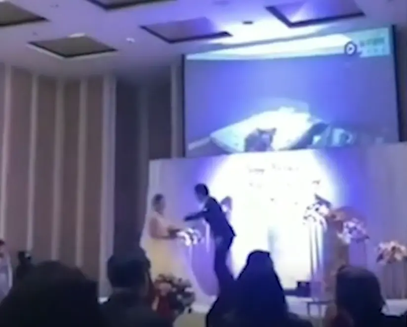 ซี้ดปาก! เจ้าบ่าวเปิดคลิปแฉกลางงานวิวาห์ เจ้าสาวแอบเล่นชู้กับสามีของพี่สะใภ้