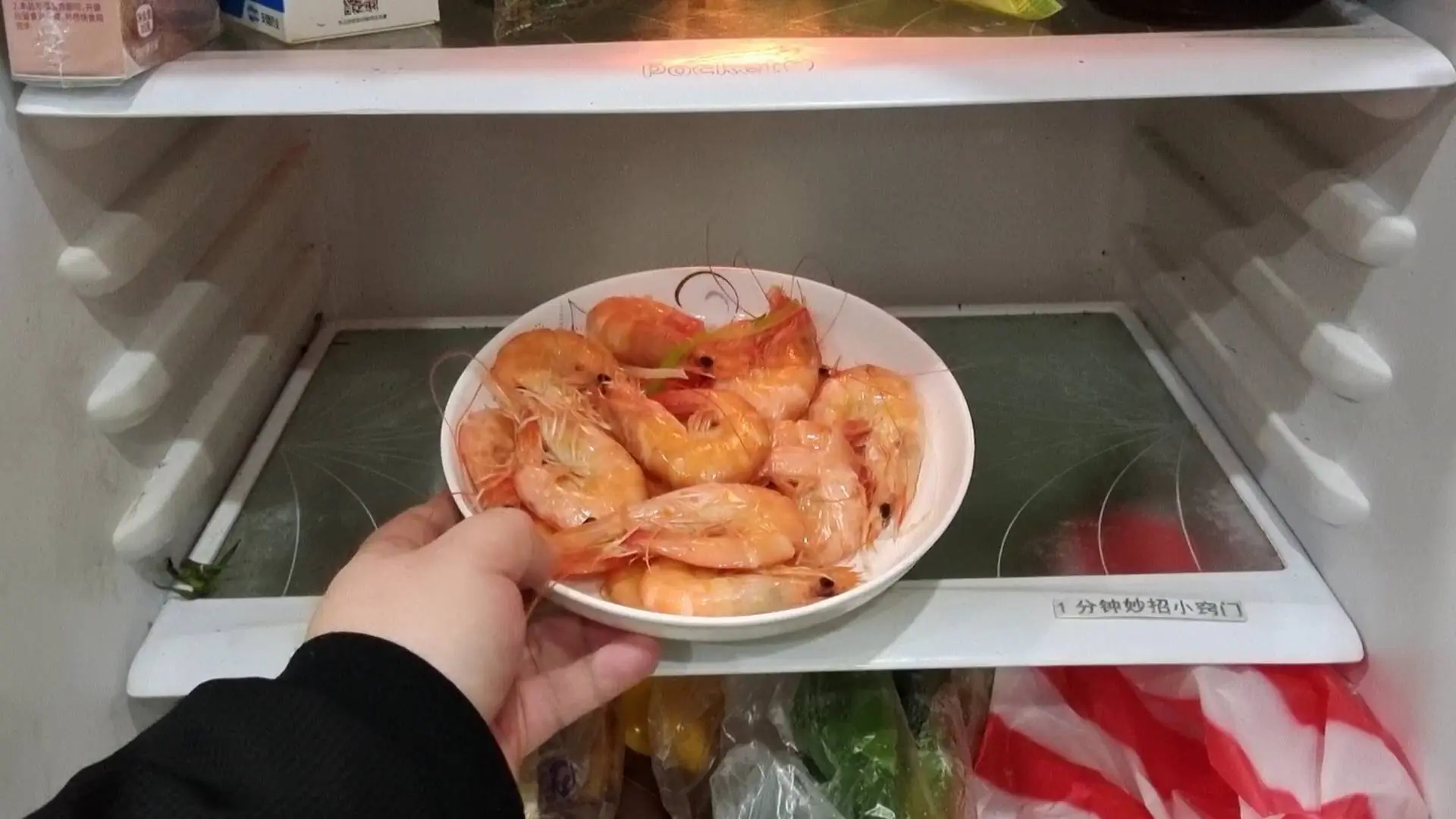 ตู้เย็นบ้านไหนก็มักเก็บ 3 อย่างนี้ไว้: รีบทิ้งให้เร็วที่สุด เพื่อลดความเสี่ยงมะเร็งต่อมไท