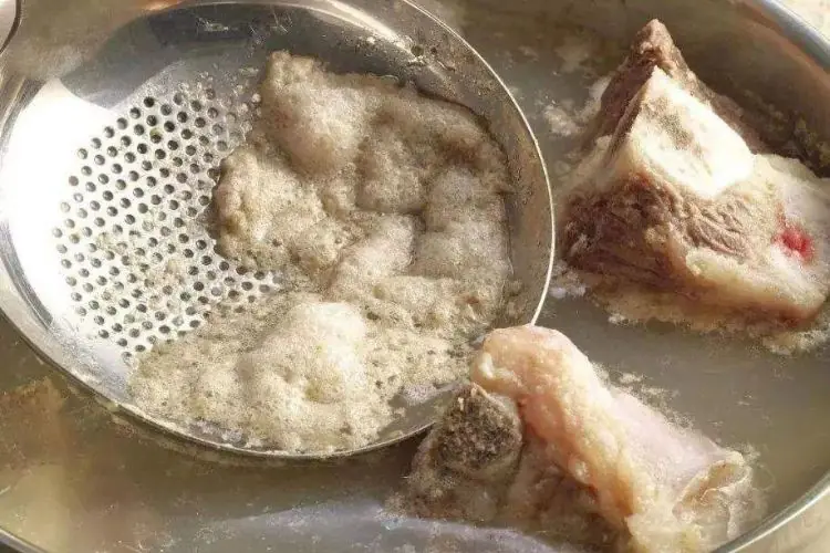 น้ำต้มเนื้อหรือน้ำต้มกระดูกที่มีฟองมาก เกิดจากมีสารเคมีจริงหรือ? ผู้เชี่ยวชาญเผยคำตอบที