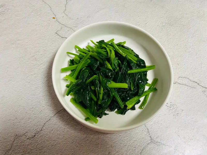 ไม่มีใครคาดคิด แค่กินผัก 1 จาน ต้องฟอกไตตลอดชีวิต หมอย้ำผักเหล่านี้ “ต้องลวก” ก่อนกิน