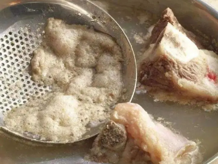 ต้มน้ำซุปกระดูกต้องตักฟองออกตอนไหน? เคล็ดลับที่แม่บ้านมือโปรไม่เคยบอกคุณ