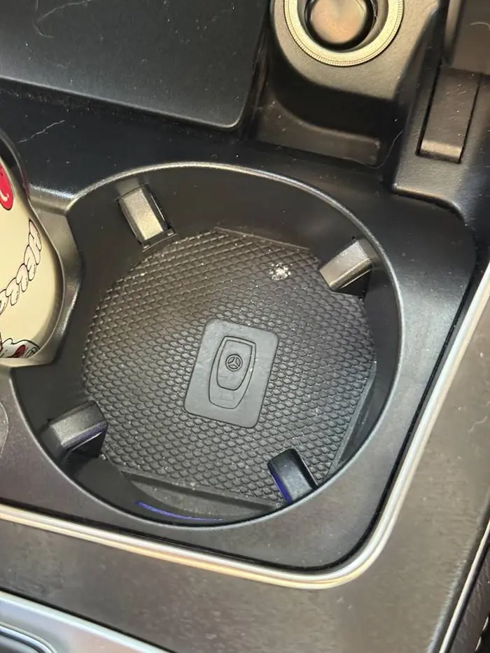 สงสัยมานาน ช่องวางแก้วทำไมมีสัญลักษณ์กุญแจรถ ที่แท้คือฟังก์ชันลับยามฉุกเฉิน