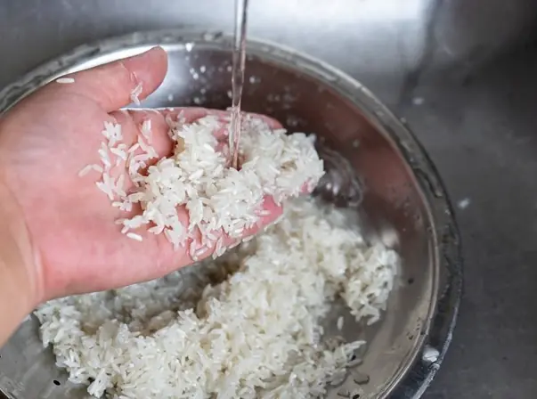 เตือน 3 พฤติกรรม “ผิด” ตอนซาวข้าว เป็นพิษต่อทั้งครอบครัว แต่หลายคนทำเพราะสะดวก!