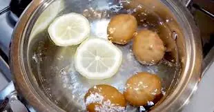 การใส่มะนาวฝานบาง ๆ เพียงหนึ่งชิ้นลงในหม้อต้มไข่ จะให้ประโยชน์ที่คุณคาดไม่ถึง