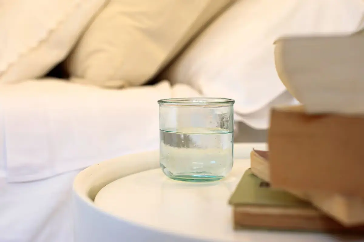 ไม่ใช่เรื่องงมงาย! นี่คือเหตุผลที่ควรวาง “น้ำ 1 แก้ว” ไว้ข้างเตียงตอนนอน