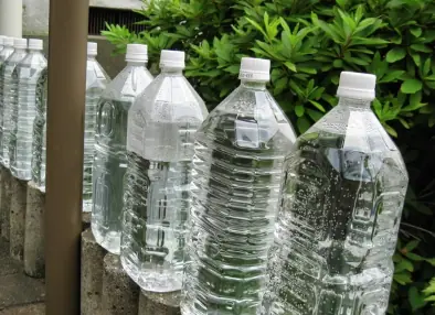 คนไทยก็ควรทำ! คนญี่ปุ่นไขข้อข้องใจ เรียงขวดน้ำหน้าบ้าน ทำเพื่อป้องกันอะไร?