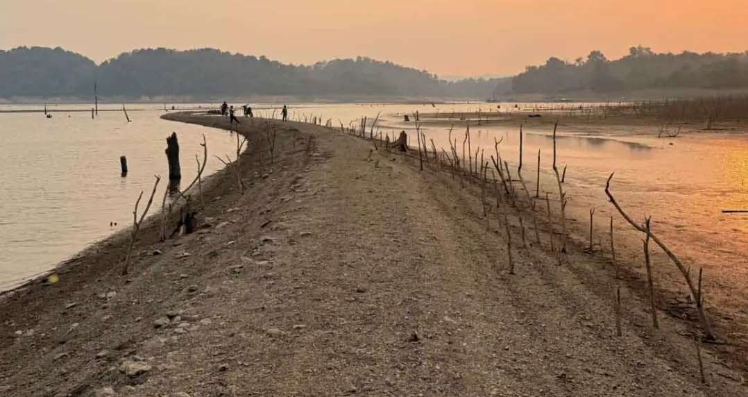 น้ำลด ทางรถไฟสายมรณะ สมัยสงครามโลกครั้งที่ 2 โผล่กลางแม่น้ำรันตี ในรอบ 42 ปี