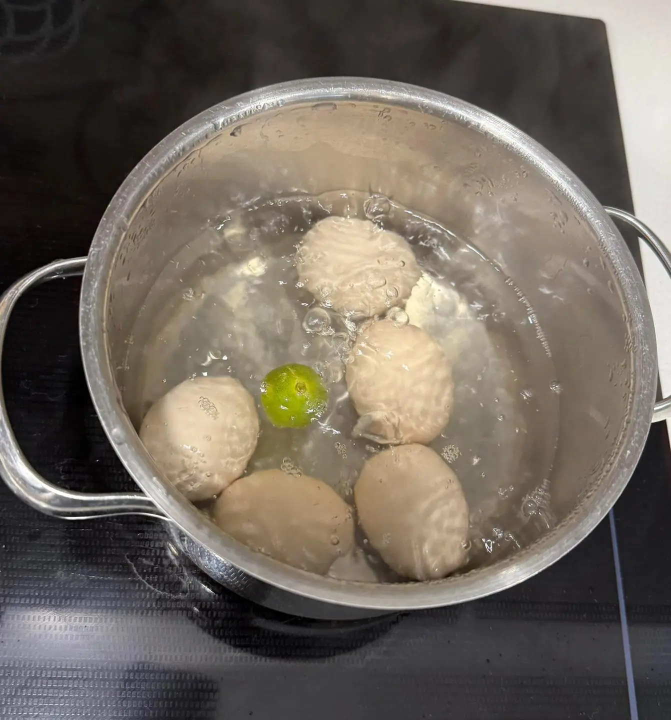 การใส่มะนาวฝานบาง ๆ เพียงหนึ่งชิ้นลงในหม้อต้มไข่ จะให้ประโยชน์ที่คุณคาดไม่ถึง