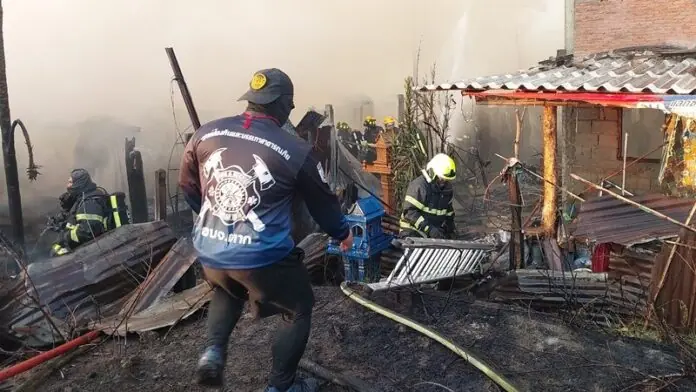 เพลิงโหมไหม้ บ้านหลังใหญ่ร่างทรงดังลุกลามเผาวอดอีก 2 หลังติดกัน ระดมรถน้ำฉีดสกัดวุ่น