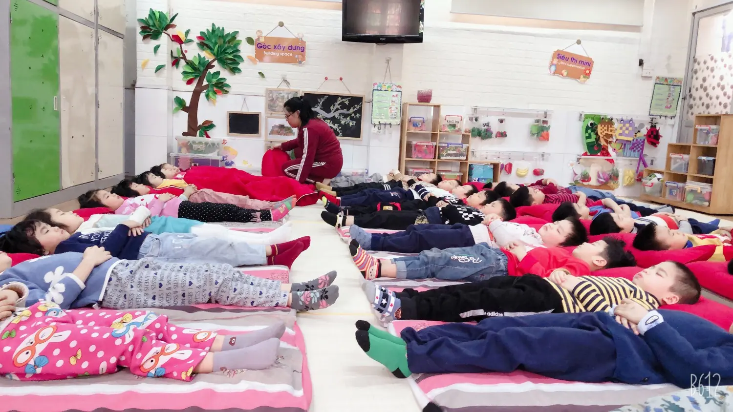 พ่อแม่ปรี๊ด! ครูจัดที่นอนแบบ "หัวติดเท้า" แต่รู้เหตุผลอึ้งทั้งกลุ่ม ดีแบบคิดไม่ถึงจริงๆ