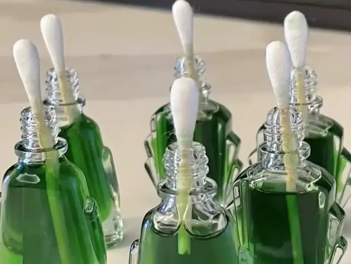 นำคอตตอนบัดเสียบลงในขวดน้ำมันสมุนไพร เคล็ดลับเล็ก ๆ แก้ปัญหาในบ้านที่ใครก็ชอบ