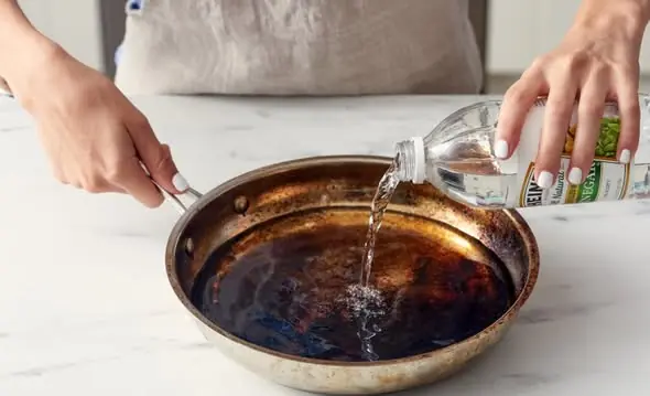 สำหรับหม้อและกระทะที่ไหม้เกรียม อย่าใช้ใยเหล็กขัด เพียงแค่หยดน้ำมันนี้ลงไปสองสามหยด ก็จ