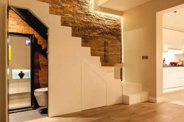 ตามหลักฮวงจุ้ย: ห้องน้ำใต้บันได จะนำโชคร้ายอะไรมาให้? และวิธีแก้ไข