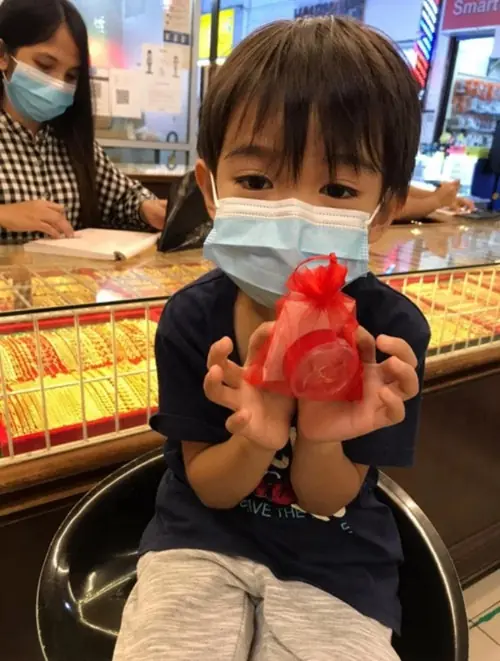 ลูกชาย 9 ขวบ ซื้อแหวนตลาดนัดมาให้ แม่ช็อกส่องเจอ "เลข 3 ตัว" รีบโทรหา ผอ.โรงเรียน