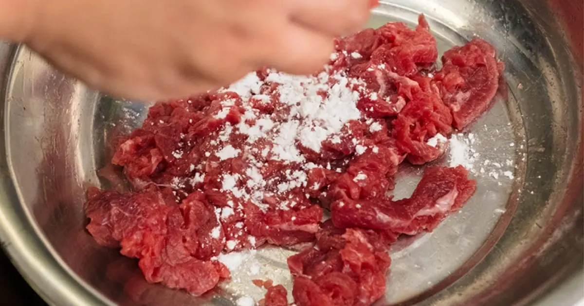 บอกลาเนื้อเหนียว! เคล็ดลับหมักเนื้อให้นุ่มเด้ง ผัดอร่อยหอมฟุ้ง