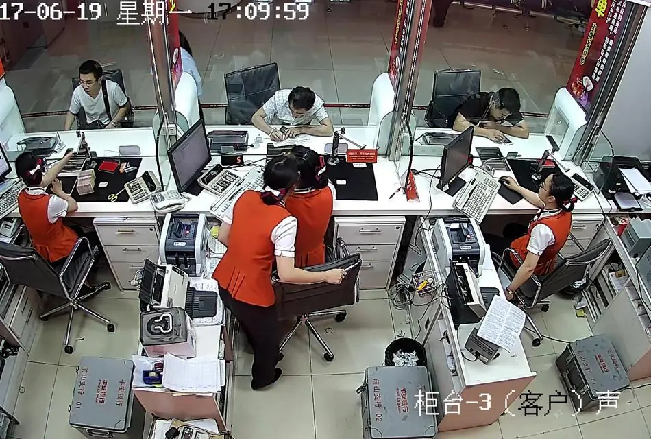 ใจระทึก! ชายเข้าธนาคารยื่นกระดาษใจความ “ช่วยผมด้วย”