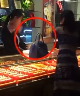 ชาวเน็ตจวกคลิป ไฮโซสาวอวดรวย ควักเงินเป็นฟ่อนปาหน้าพนักงานร้านทอง