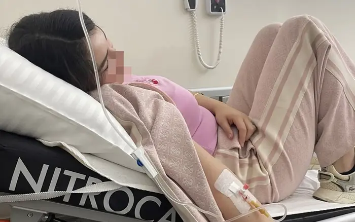 ปัสสาวะเป็นสีแดง และอาเจียนออกมาเป็นของเหลวสีดำ หญิงสาววัย 25 ปีช็อก เมื่อแพทย์บอกว่าเป็น