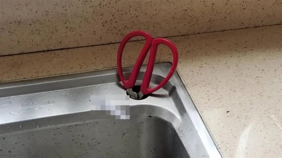 อ่างล้างจานมีรูเล็กๆ อยู่ที่มุม ดูเหมือนไม่มีประโยชน์ แต่จริงๆ แล้วมีฟังก์ชันที่น่าสนใจ