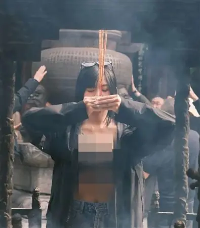 จำแทบไม่ได้! “ชุดเข้.าวั.ด“ ของสาวคนดัง โ.ป๊จ.นทั.วร์ถล่ม จับโ.ป๊ะธูปก็ไม่จุด ล่าสุดปิดไอจีหน