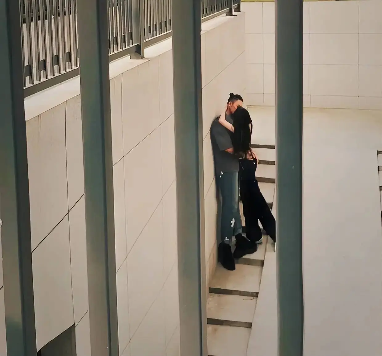 เห็นผ่านหน้าต่าง เมียจูบเร่าร้อนกับ "เพื่อนรัก" พีกสุดคำแก้ตัวหน้าไม่อาย ฟังจบหย่าทันที