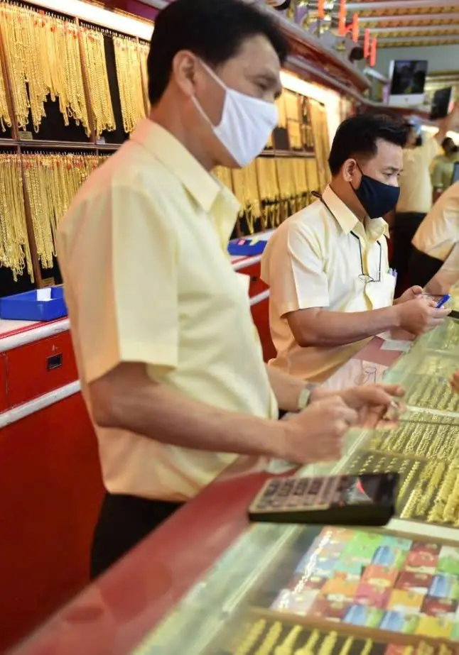 เยาวราชแตก คนแห่ต่อคิวซื้อแน่น "ฮั่วเซ่งเฮง" แทบไม่มีที่ยืนหลังประกาศ ราคาทองคำวันนี้