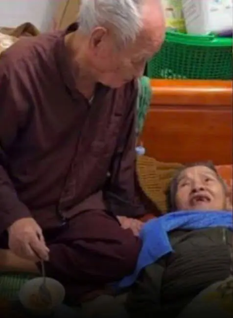 “รักจนแก่” คุณตาวัย 97 ป้อนข้าวภรรยา ช่วงเวลาบทสนทนาสั้นๆ แต่ความหมายลึกมาก