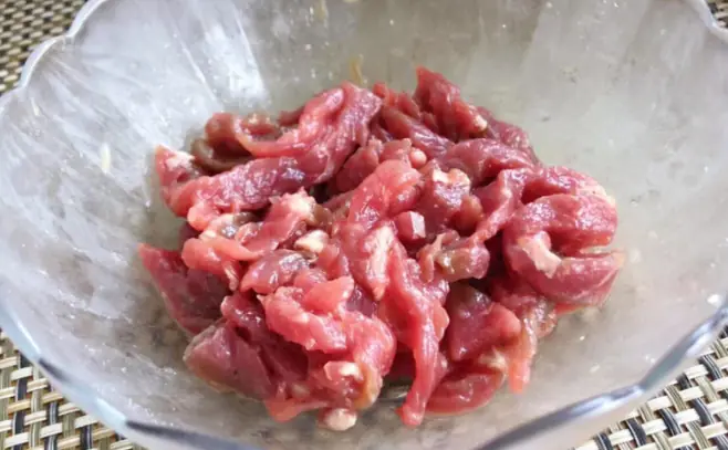 เนื้อผัดมักจะเหนียว การใส่ส่วนผสมนี้ลงไปในระหว่างการหมักจะช่วยให้เนื้อนุ่มและอร่อย เคี