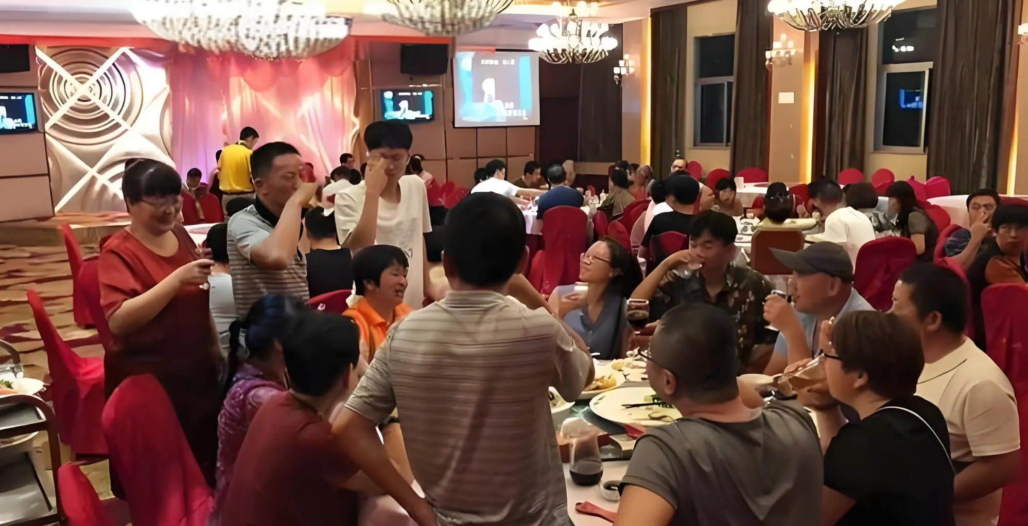 พ่อแม่ฉล.องใ.หญ่ ลูกชายผลการเรียนไ.ม่ดี สอบเข้ามหาลัยได้ รู้ว่า ม.ไหน แขกโก.รธจั.ด