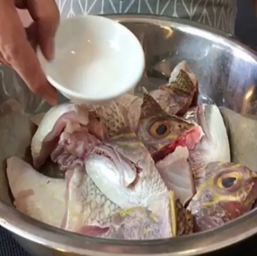 เคล็ดลับล้างปลาให้ไร้คาว เนื้อแน่นเด้ง เหมือนเชฟมือโปรมาเอง