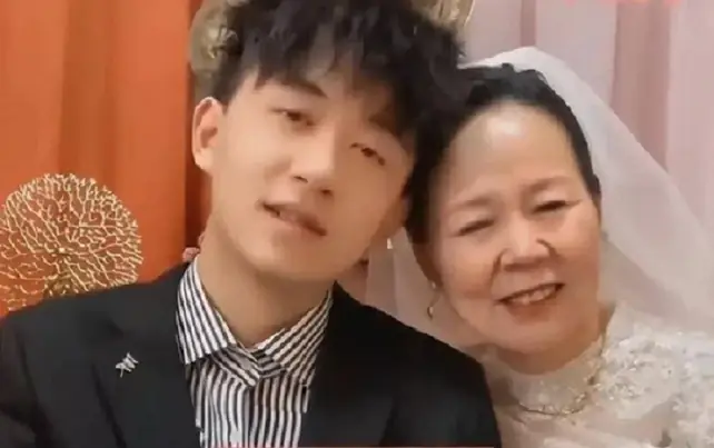 คู่รัก “ต่างวัยสุดขั้ว” ภรรยาอายุ 41 ปี สามีอายุ 23 ปี ทำโซเชียลฮือฮา