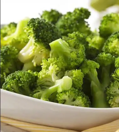 เพิ่งรู้วันนี้เองว่า 2 ส่วนนี้ของบร็อกโคลีมีฤทธิ์ต้านมะเร็งแรงกว่าส่วนดอกถึง 100 เท่า! เสีย