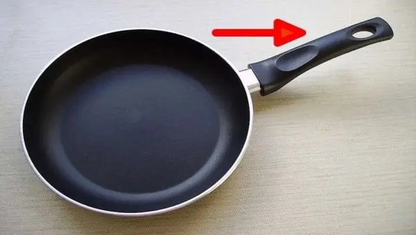 เฉลยแล้ว "รูที่ด้ามกระทะ" มีไว้ทำไม? 90% ของคนใช้ไม่รู้ความจริง เลยใช้แขวนอย่างเดียว!