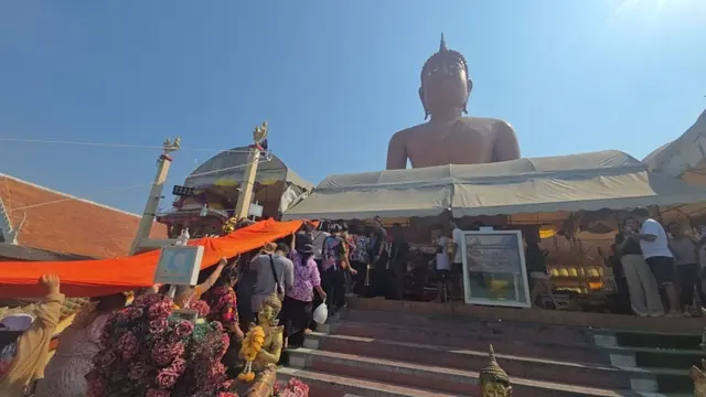 ชาวบ้านนับพันคน ร่วมพิธีแห่ผ้าห่ม หลวงพ่อสมหวัง เผยเลขเด็ด จัดงานทีไรหวยออกทุกปี