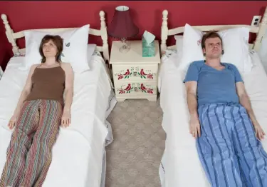 คู่สามีภรรยาหลังวัย 50 ทำไมเริ่มแยกเตียงนอน? คำตอบที่หลายคนเพิ่งเข้าใจ