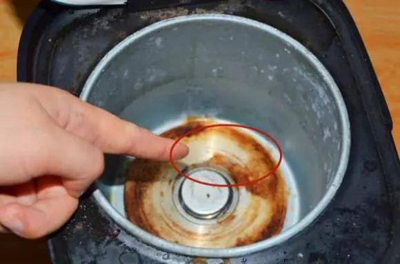 หม้อหุงข้าวใช้ไปนาน ๆ คราบสกปรกเกาะแน่น แค่ใช้เคล็ดลับเล็ก ๆ 5 นาที ก็กลับมาสะอาดเหมือนใหม