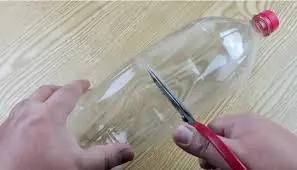 ผ่าขวดพลาสติกครึ่งหนึ่งแล้วใส่ลงในอ่างล้างจาน คุณจะพบสิ่งที่น่าประหลาดใจจนใคร ๆ ก็อยากท