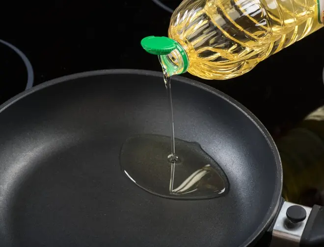 น้ำมันพืชหรือไขมันหมู: แบบไหนดีกว่ากัน? แพทย์อธิบายอย่างชัดเจน