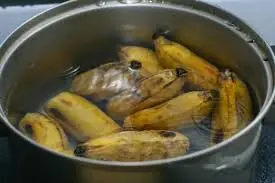 กล้วย ผลไม้พื้นบ้านที่หลายคนเลือกทานแก้หิว แต่รู้ไหมว่าการกินก่อนนอนส่งผลมากกว่าที่คิด