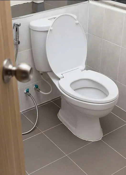 เมื่อไม่ได้ใช้งาน ควรเปิดประตูห้องน้ำทิ้งไว้หรือปิดไว้? หลายคนทำผิดวิธีโดยไม่รู้ตัว