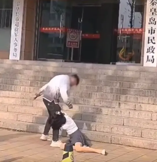 เมียร่ำไห้กอดขาผัวหน้าศาล ไม่อยากหย่า พอรู้เหตุผลเบื้องหลัง มีแต่คนสมน้ำหน้า