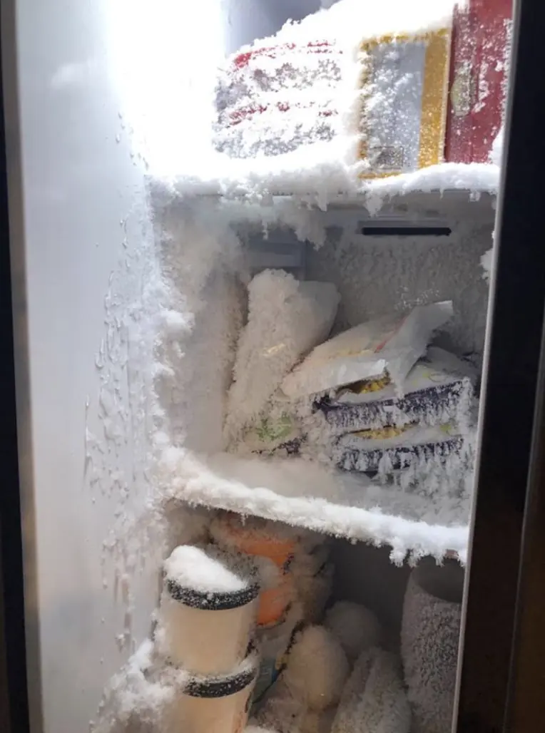 น้ำแข็งเกาะตู้เย็นหนา อย่าปล่อยไว้! เคล็ดลับนี้ใช้แค่ 30 นาที ละลายเกลี้ยง